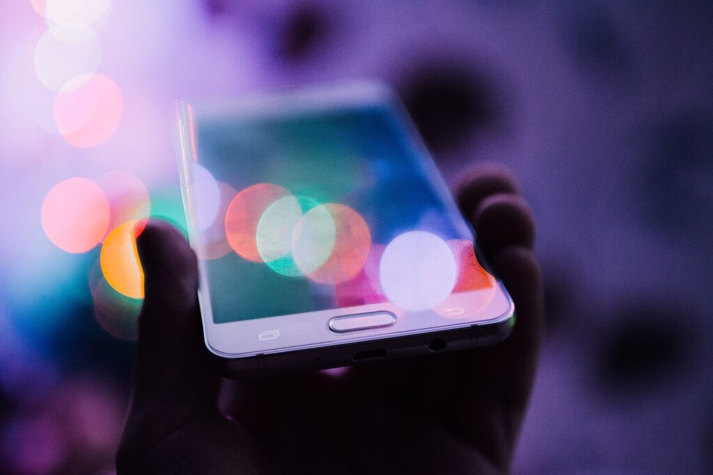 Beyond Bright Colors: The Visual Design of Online Slots on Small Screens